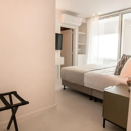 Phaedrus Living: Seaside Residences 03 Apartament